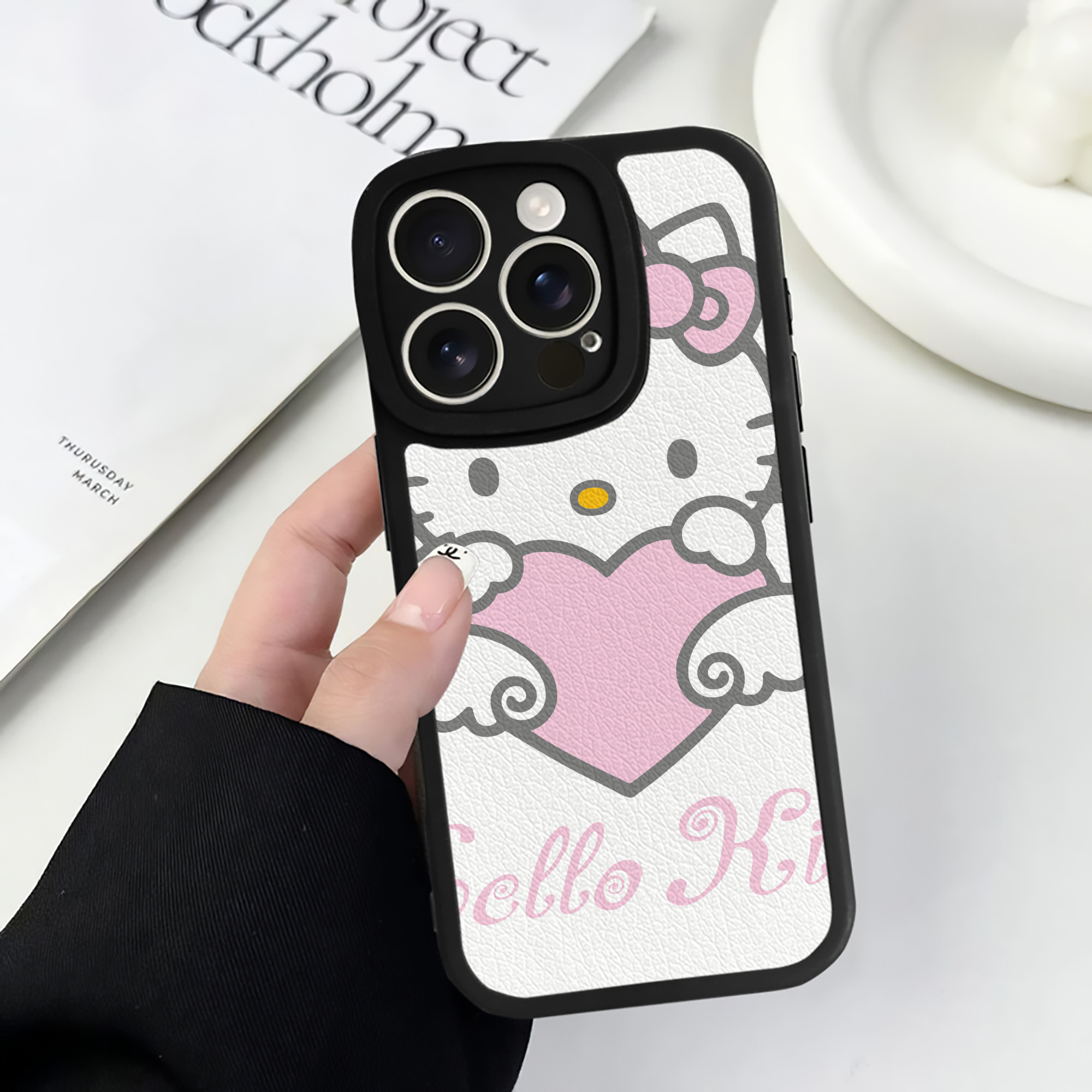 （画像用） Hello Kitty ハローキティ 【iPhone 16シリーズ対応】シリコンスマホケース（レザー調） 材質：シリコン